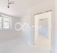 EXKLUZÍVNE 3i byt 113,09m2 s terasou, parkovaním, Nov. Huta - Prázdna miestnosť v 3-izbovom byte so svetlými stenami a oknom.