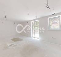 EXKLUZÍVNE 3i byt 113,09m2 s terasou, parkovaním, Nov. Huta - Prázdny priestor v 3-izbovom byte s neosadenou podlahou a vývodmi elektrických káblov.