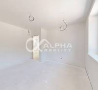 EXKLUZÍVNE 3i byt 113,09m2 s terasou, parkovaním, Nov. Huta - Interiér 3-izbového bytu s bielymi stenami a veľkým oknom.