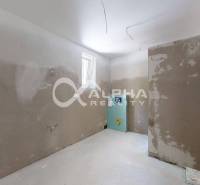 EXKLUZÍVNE 3i byt 113,09m2 s terasou, parkovaním, Nov. Huta - Nezariadená izba v 3-izbovom byte s nezakrytými elektrickými káblami a oknom.