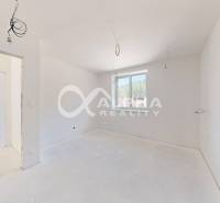 EXKLUZÍVNE 3i byt 113,09m2 s terasou, parkovaním, Nov. Huta - Biely interiér v 3-izbovom byte s veľkým oknom a prípravou na osvetlenie.