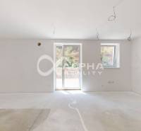 EXKLUZÍVNE 3i byt 113,09m2 s terasou, parkovaním, Nov. Huta - Prázdna miestnosť v 3-izbovom byte s bielymi stenami a drôtmi na strope.