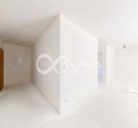 EXKLUZÍVNE 3i byt 113,09m2 s terasou, parkovaním, Nov. Huta - Prázdna izba v 3-izbovom byte s bielymi stenami a stavebnými prvkami.