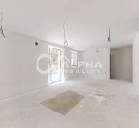 EXKLUZÍVNE 3i byt 113,09m2 s terasou, parkovaním, Nov. Huta - Priestranný obývací priestor v 3-izbovom byte s oknami a prázdnou podlahou.