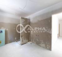 EXKLUZÍVNE 3i byt 113,09m2 s terasou, parkovaním, Nov. Huta - Nedokončená kúpeľňa v 3-izbovom byte, bez obkladov, so základnými inštaláciami a svetlým interiérom.