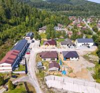 EXKLUZÍVNE 3i byt 113,09m2 s terasou, parkovaním, Nov. Huta - Letecký pohľad na obytné oblasti a lesy v Spišskej Novej Vsi pre Pozemky - bývanie.