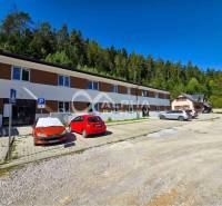 EXKLUZÍVNE 3i byt 113,09m2 s terasou, parkovaním, Nov. Huta - Exteriér obytného domu na Novoveskej Hute v Spišskej Novej Vsi s parkoviskom pre 3-izbové byty.