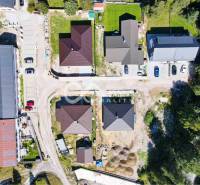 EXKLUZÍVNE 3i byt 128,53m2 s terasou, parkovaním, Nov. Huta - Letecký pohľad na domy a automobily v Novoveskej Hute v Spišskej Novej Vsi.