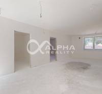 EXKLUZÍVNE 3i byt 128,53m2 s terasou, parkovaním, Nov. Huta - Nezariadený priestor v 3-izbovom byte, so svetlými stenami a veľkým oknom.