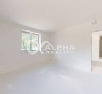 EXKLUZÍVNE 3i byt 128,53m2 s terasou, parkovaním, Nov. Huta - Priestranná izba vo vyhotovení 3-izbového bytu, náhľad na veľké okno a pripravené rozvody.