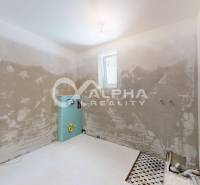 EXKLUZÍVNE 3i byt 128,53m2 s terasou, parkovaním, Nov. Huta - Nevyhotovená kúpeľňa v 3-izbovom byte s oknom a rozvodmi.