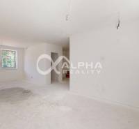 EXKLUZÍVNE 3i byt 128,53m2 s terasou, parkovaním, Nov. Huta - Priestranná miestnosť v 3-izbovom byte s bielymi stenami a veľkým oknom.