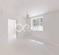 EXKLUZÍVNE 3i byt 128,53m2 s terasou, parkovaním, Nov. Huta - Svetlá miestnosť v 3-izbovom byte s pripravenými elektroinštaláciami a veľkým oknom.