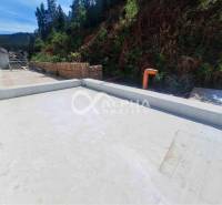 EXKLUZÍVNE 3i byt 128,53m2 s terasou, parkovaním, Nov. Huta - Betónová terasa 3-izbového bytu na Novoveskej Hute v Spišskej Novej Vsi, s výhľadom na les.