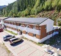 EXKLUZÍVNE 3i byt 128,53m2 s terasou, parkovaním, Nov. Huta - Budova na Novoveskej Hute v Spišskej Novej Vsi s parkoviskom a okolím lesa.