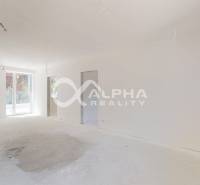 EXKLUZÍVNE 3i byt 128,53m2 s terasou, parkovaním, Nov. Huta - Priestranný, svetlý interiér 3-izbového bytu s holými stenami a veľkými oknami.