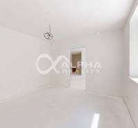 EXKLUZÍVNE 3i byt 128,53m2 s terasou, parkovaním, Nov. Huta - Svetlá izba s otvorom do ďalšej miestnosti v 3-izbovom byte.