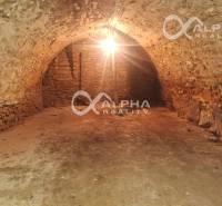 Prenájom obchodný, kancelársky priestor, centrum, Sp. N. Ves - Kamenný sklep s obloukovou klenbou vhodný pre obchodné priestory v Spišskej Novej Vsi.