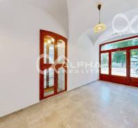 Prenájom obchodný, kancelársky priestor, centrum, Sp. N. Ves - Interiér obchodných priestorov s veľkými dverami, vitrínou a podlahou s dreveným dekorom.