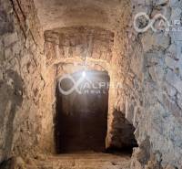 Prenájom obchodný, kancelársky priestor, centrum, Sp. N. Ves - Kamenné schody vedúce do historického podzemia obchodných priestorov so starými tehlovými stenami.