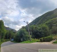 Stavebný pozemok pod lesom končiaci potôčikom v krásnom prírodnom pros - Cesta v prírode s kopcami v Rekreačných pozemkoch pri obci Beluša.