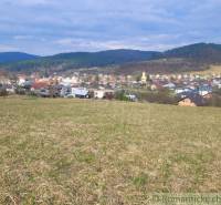 Stavebný pozemok s krásnym výhľadom nad obcou Jasenica pri Považskej B - Pohľad na okolie Jasenice zo záhrad s panorámou lesov a domov.