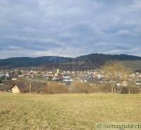 Stavebný pozemok s krásnym výhľadom nad obcou Jasenica pri Považskej B - Pohľad na dedinu Jasenica obklopenú kopcami v oblasti Záhrady.