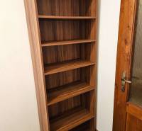 Prenájom pekný 3 izbový byt, Haburská ulica, Bratislava II. Ružinov - Regál s piatimi policami vedľa drevených dverí a podlaha s dreveným dekorom.