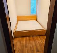 Prenájom pekný 3 izbový byt, Haburská ulica, Bratislava II. Ružinov - Spálňa v 3-izbovom byte s posteľou a podlahou s dreveným dekorom.