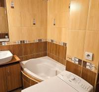 Prenájom pekný 3 izbový byt, Haburská ulica, Bratislava II. Ružinov - Kúpeľňa s rohovou vaňou, práčkou a umývadlom v 3-izbovom byte.