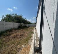 PREDAJ - Rodinný dom v obci Žíharec - Rodinný dom v Žihárci so záhradou, oplotením a modrou oblohou v pozadí.