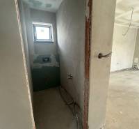 PREDAJ - Rodinný dom v obci Žíharec - Nedokončená kúpeľňa v rodinnom dome s oknom a inštaláciou.