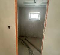PREDAJ - Rodinný dom v obci Žíharec - Neukončená izba v rodinnom dome s oknom a pripravenou elektroinštaláciou.