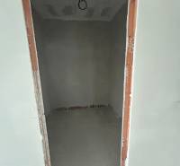 PREDAJ - Rodinný dom v obci Žíharec - Prázdna miestnosť vo výstavbe v rodinnom dome s holými omietkami.