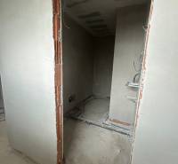 PREDAJ - Rodinný dom v obci Žíharec - Rozostavaná miestnosť so sieťami a nezakrytými tehlami v rodinnom dome.