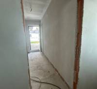 PREDAJ - Rodinný dom v obci Žíharec - Chodba bez dokončených stien a elektrické vedenie v rodinnom dome.