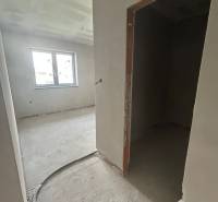 PREDAJ - Rodinný dom v obci Žíharec - Interiér Rodinného domu s nedokončenými stenami a otvoreným oknom.