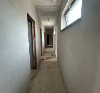 PREDAJ - Rodinný dom v obci Žíharec - Chodba vo vnútri rodinného domu so sivými stenami a úzkymi oknami.