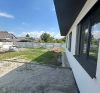 PREDAJ - Rodinný dom v obci Žíharec - Rodinný dom v Žihárci s výhľadom na dvor a priľahlé nehnuteľnosti.