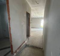 PREDAJ - Rodinný dom v obci Žíharec - Interiér domu, pohľad na chodbu so stavbou a elektroinštaláciou v rodinnom dome.