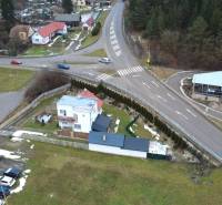 Na predaj dom vhodný na podnikanie sídlisko SNP v P. Bystrici! - Rodinný dom na ulici SNP v Považskej Bystrici, obklopený zeleňou a cestnou infraštruktúrou.