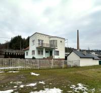 Na predaj dom vhodný na podnikanie sídlisko SNP v P. Bystrici! - Rodinný dom na ulici SNP v Považskej Bystrici so záhradou pokrytou snehom.