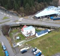 Na predaj dom vhodný na podnikanie sídlisko SNP v P. Bystrici! - Rodinný dom na ulici SNP v Považskej Bystrici, obklopený zelenými plochami a križovatkou.