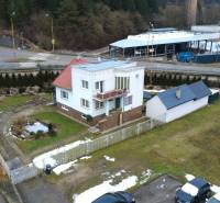 Na predaj dom vhodný na podnikanie sídlisko SNP v P. Bystrici! - Rodinný dom na ulici SNP v Považskej Bystrici s upravenou záhradou a príjazdovou cestou.