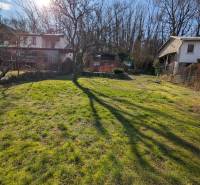 KH-1045, Slnečný pozemok s chatou na skok od Košíc, Šemša - Slnečný pozemok v Šemši pri chate s trávnatou plochou a stromom.