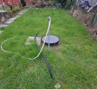 KH-1045, Slnečný pozemok s chatou na skok od Košíc, Šemša - Záhrada pri chate v Šemši, trávnik so studňou a hadicou.