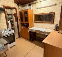 PRIPRAVUJEME Rekreačná chata - Zvolen - Kováčová na Predaj - Kuchyňa v Chate s plynovým sporákom, dreveným dekorom a kuchynskou linkou.