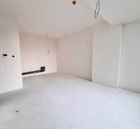 Na PREDAJ | 2 izb. ateliér | Prístavná ulica - Prázdna izba v 2-izbovom byte s bielymi stenami a vedením na stene.