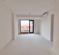 Na PREDAJ | 2 izb. ateliér | Prístavná ulica - Priestranná miestnosť s oknom a svetlými stenami v 2-izbovom byte.