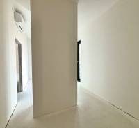 Na PREDAJ | 2 izb. ateliér | Prístavná ulica - Chodba v 2-izbovom byte s bielymi stenami a klimatizáciou.